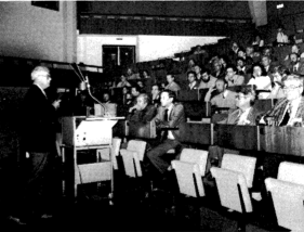 Au pupitre de l'Ecole CERN sur les accélérateurs, Kjell Johnsen lors de son allocution d'ouverture de session. Kjell Johnsen introduces a session of the CERN School on Accelerators.